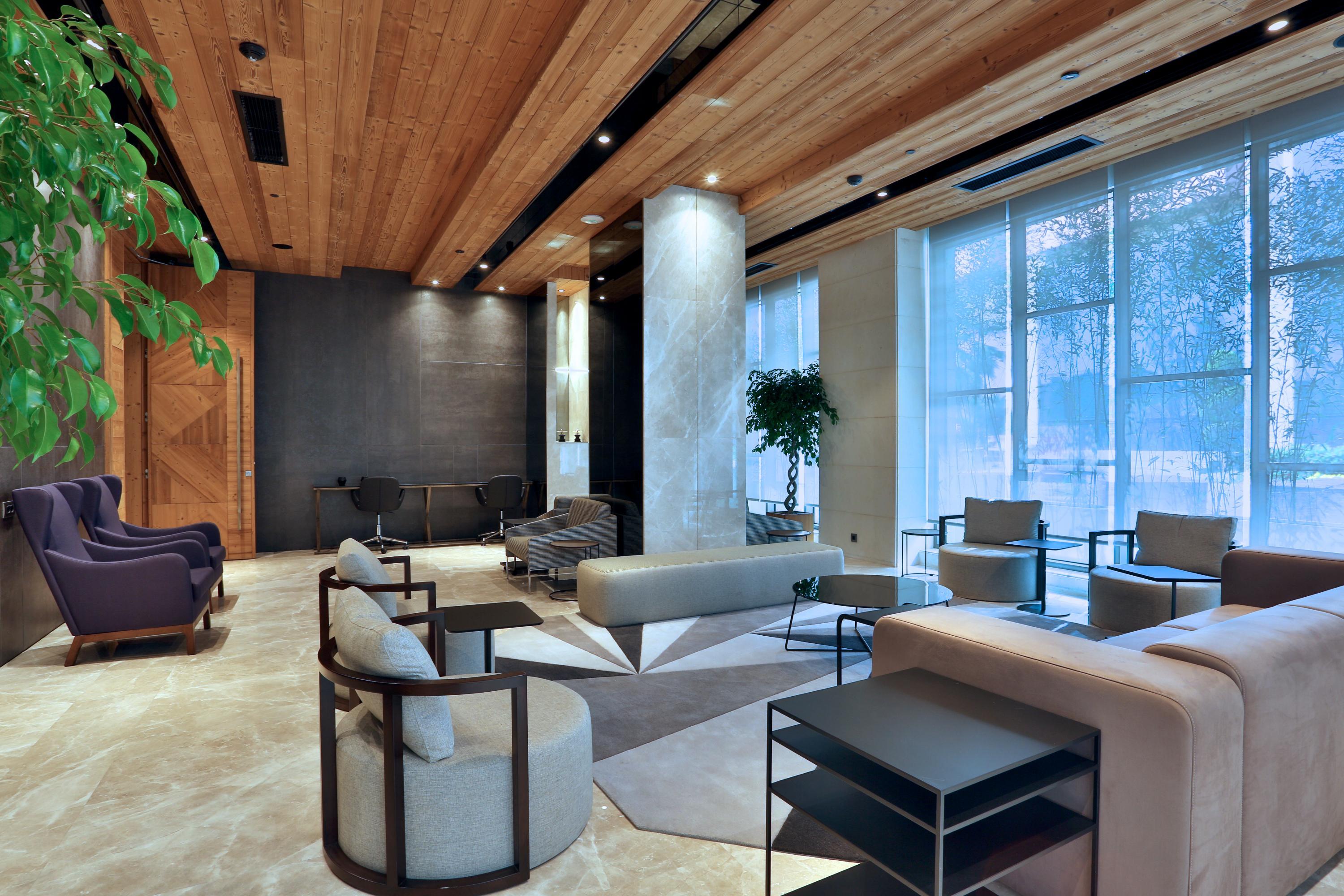 Dosso Dossi Hotels & Spa Downtown Istanbul Exterior photo The photo depicts a modern, elegantly designed lounge area. The space features a combination of light hardwood and darker elements on the walls, creating a warm and inviting atmosphere. In the center, there are several seating options, including styl